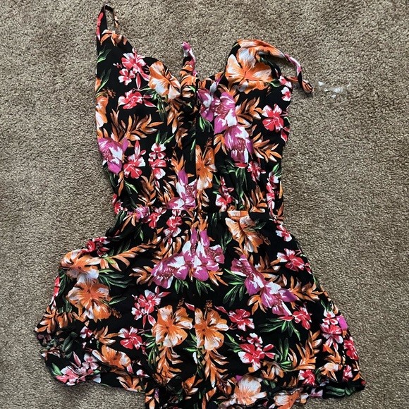 S Mossimo flower romper - Picture 2 of 5